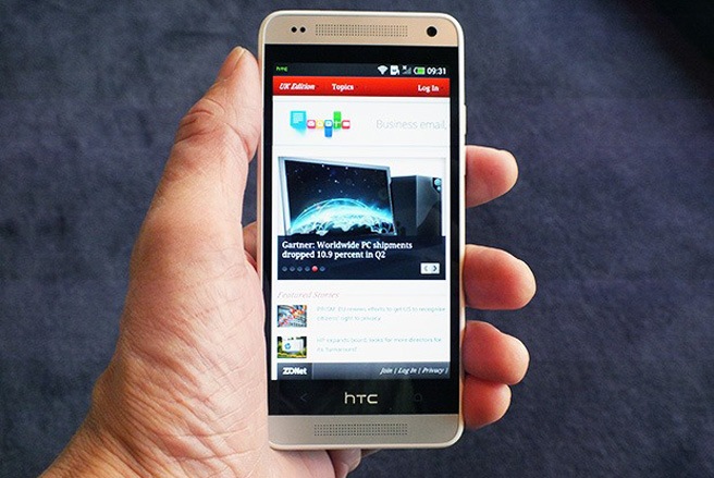 HTC One Mini  Mức đánh giá của Cnet: 4 sao Giá tham khảo: 10,39 triệu đồng  Tổng quan: HTC One mini chia sẻ nhiều nét thiết kế với HTC One. Máy có một thiết kế nguyên khối, với bộ khung được tạo ra từ chất liệu nhôm, và được bọc quanh các viền bằng nhựa trắng. Màn hình máy nhỏ hơn 0,4 inch so với nguyên mẫu HTC One, độ phân giải đạt 1.280 x 720 pixel, công nghệ hiển thị Super LCD thế hệ 2, mật độ điểm ảnh 341 ppi.  Máy được trang bị vi xử lý lõi kép Snapdragon 400 tốc độ 1,4 GHz của Qualcomm, 1 GB bộ nhớ RAM và ổ cứng lưu trữ 16 GB, nhưng không hỗ trợ thêm khe cắm thẻ nhớ ngoài. Camera Ultrapixel cũng là một đặc điểm khác mà HTC One mini thừa hưởng từ nguyên mẫu One. Máy cũng được trang bị công nghệ Beats Audio như HTC One - Ảnh: Tech.