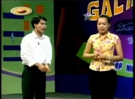 Bà xã Xuân Bắc - Hồng Nhung xuất hiện tại Gala cười 2004 trong tiểu phẩm Tỏ tình qua điện thoại