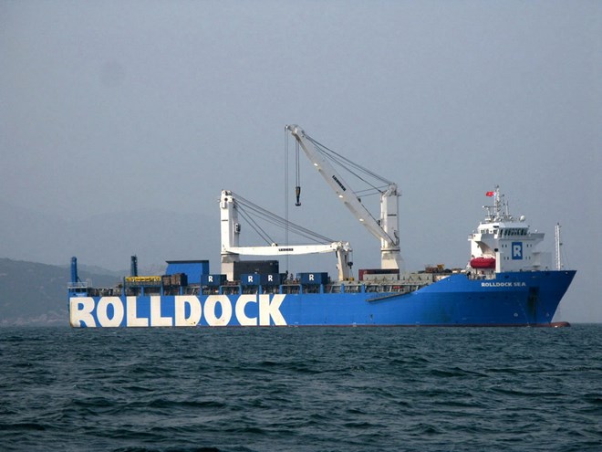 àu Rolldock Sea chở theo tàu Kilo neo đậu tại Vịnh Cam Ranh (Ảnh: Tiên Minh/TTXVN)