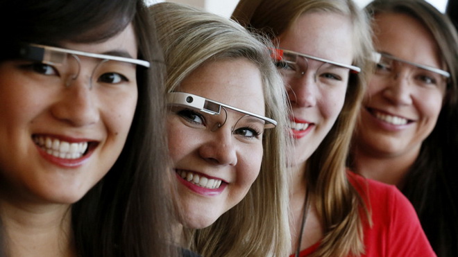  Google Glass ra mắt ngày 27-6 tại sự kiện Google I/O 2013 đã đưa những thiết bị chỉ có trong phim 007 trên màn ảnh ra đời thật. Cùng với đồng hồ thông minh và vòng đeo tay thông minh, kính thông minh mở ra thị trường thiết bị thông minh đeo trên người đầy tiềm năng.