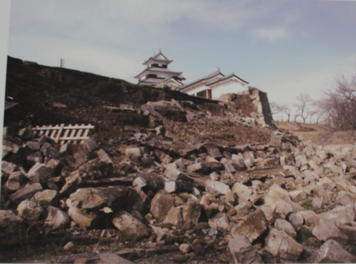 3.	Hàng rào đá thành Komine có lịch sử lâu đời bị đổ do động đất