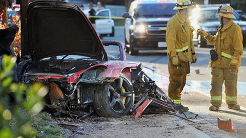 Trạm cảnh sát nơi xảy ra vụ tai nạn là Santa Clarita Valley cũng cho biết thêm, Paul Walker cùng một người bạn đi chiếc xe Porsche trên đường phố Santa Clarita và chiếc xe đâm vào một gốc cây.