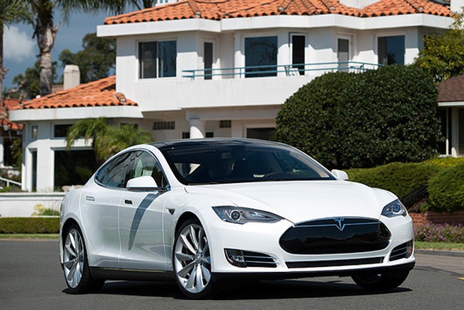 Tesla Model S  Giá khởi điểm: 71.070 USD  Theo Edmunds, Tesla Model S là mẫu xe bán chạy nhất tại 8/25 khu vực giàu nhất nước Mỹ. Tại các vùng thuộc tiểu bang California như thung lũng Portola, đồi Los Altos và Atherton, những nơi được xếp vào hàng giàu nhất nước Mỹ với giá nhà đất trung bình từ 4,3 - 6,7 triệu USD, Tesla Model S là dòng xe rất được ưa chuộng.