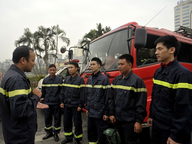 Ông Bùi Sơn Tùng, tiểu đội trưởng phụ trách công tác phòng cháy chữa cháy tại địa điểm bắn pháo hoa hồ Ngọc Khánh phân công nhiệm vụ cho các chiến sĩ trước giờ làm nhiệm vụ.