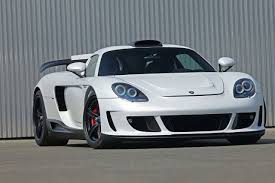 Porsche Carrera GT được xuất thân từ “Dự án 980”, dự án phát triển siêu xe của hãng Porsche để cạnh tranh với dàn siêu xe đương thời như Ferrari Enzo, Mclaren Mercedes SLR,.... 