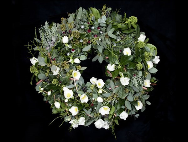 Pasi Jokinen-Carter, một trong những nhà thiết kế vòng hoa hàng đầu Phần Lan và cũng là giám đốc của Flor Unikon Flowers đã sử dụng những viên ruby đỏ 17,49 cara và kim cương 3,03 cara cho chiếc vòng hoa Giáng Sinh có một không hai.