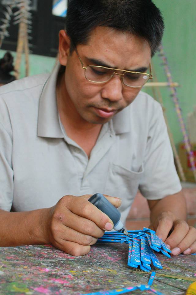 Anh Nguyễn Văn Tái là người làm nghề chuồn chuồn tre đầu tiên ở xóm chùa Tây Phương. 