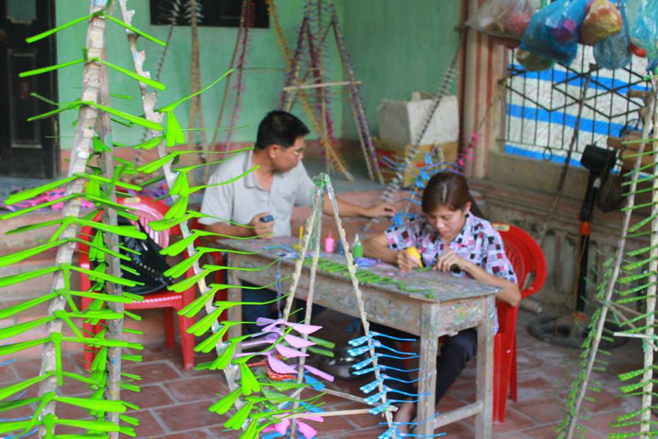 Những con chuồn chuồn được làm bằng tre, sau khi được phủ một lớp sơn màu, vẽ hình ngộ nghĩnh, được bán ra thị trường trong các hàng lưu niệm, các khu vui chơi như một hình ảnh biểu trưng độc đáo của làng quê Việt Nam.