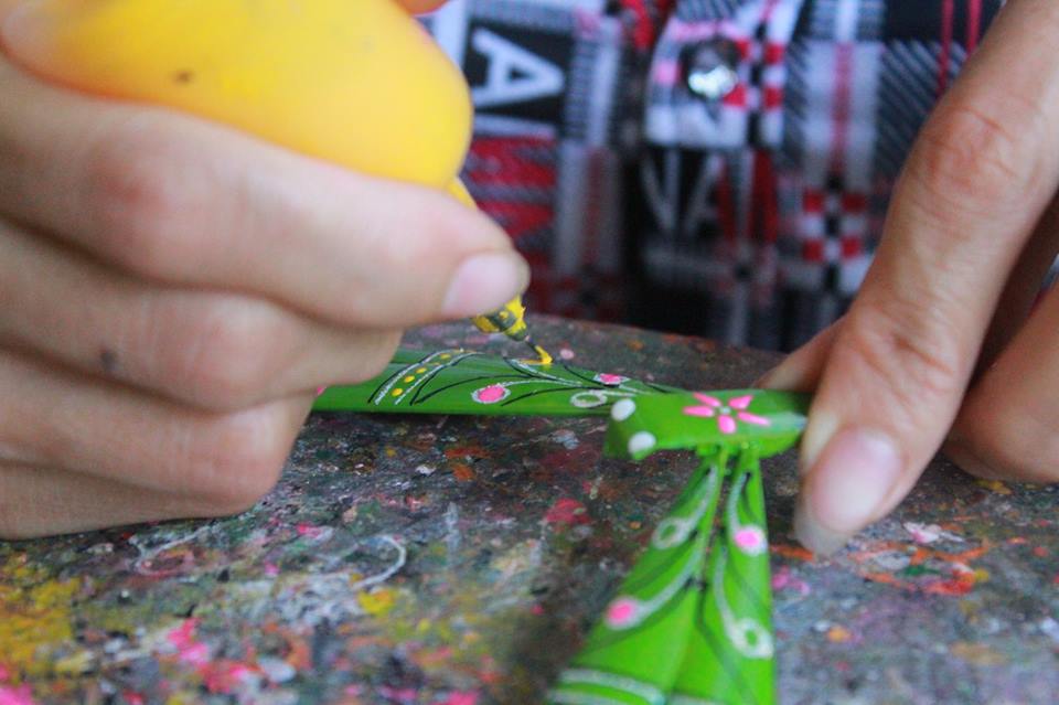 Người vẽ họa tiết lên chuồn chuồn là người có hoa tay thì mới vẽ được các họa tiết vui nhộn, đáng yêu lên thân chuồn chuồn.