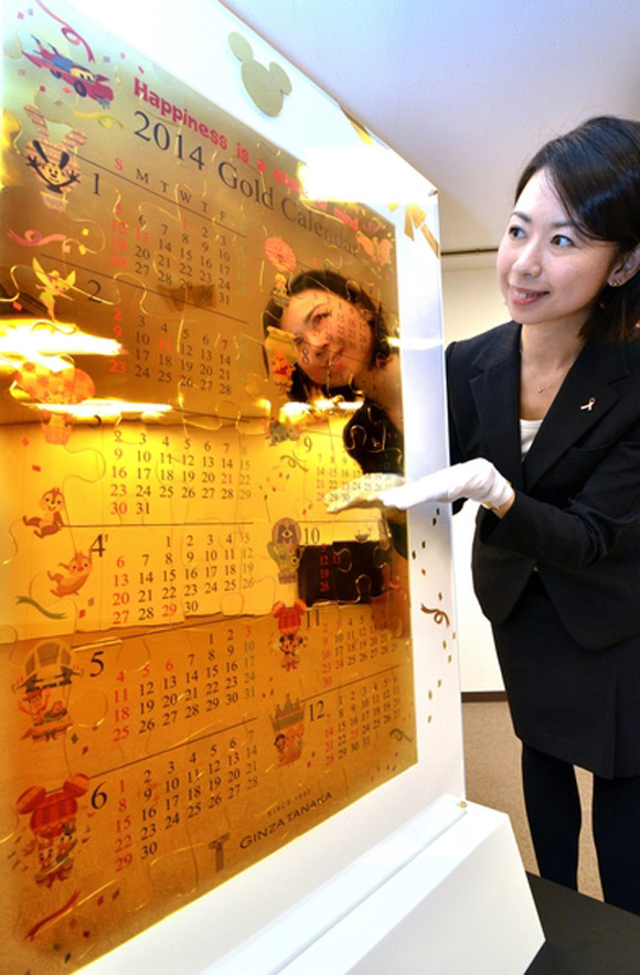 Một cuốn lịch năm mới làm bằng 10 kg vàng hiện được bày bán ở Nhật Bản với giá 100 triệu yen (khoảng 974.000 USD). Giày siêu sang làm từ vàng 24 carat / Chi 250.000 USD may áo bằng vàng đón năm mới