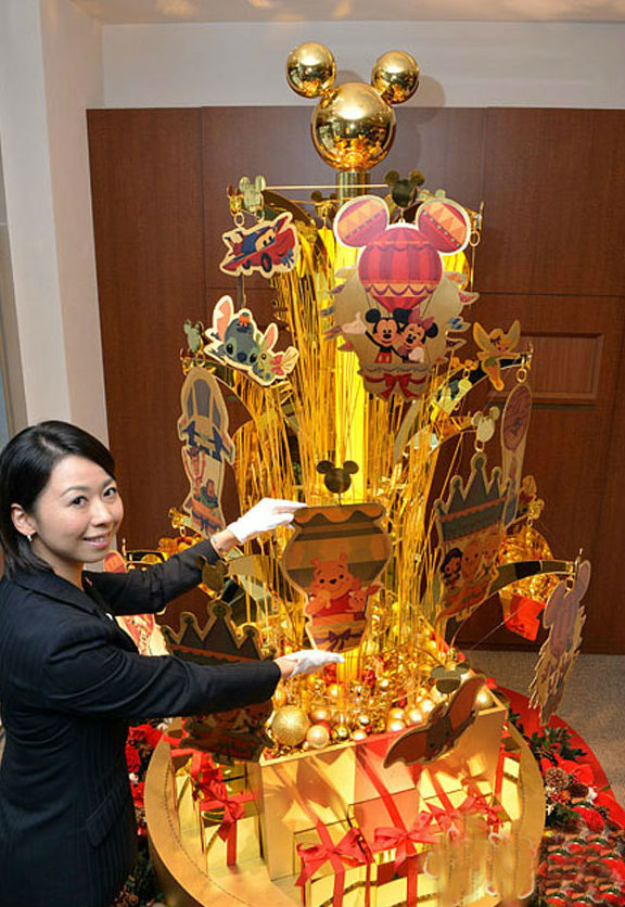 Cuốn lịch này cùng cây thông Noel vàng ròng “khủng” được trưng bày tại cửa hàng nằm ở quận Ginza, Tokyo.