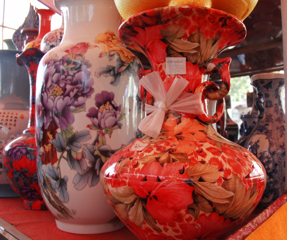 Đồ gốm sứ có xuất sứ Trung Quốc xuất hiện ở khắp các cửa hàng bán đồ gia dụng, màu sắc lòe loẹt, họa tiết trang trí giống nhau từ những chi tiết nhỏ tới chi tiết lớn.