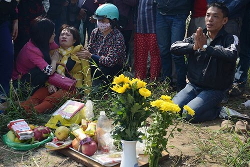Chồng nạn nhân Lê Thị Thanh Huyền vái lạy, cầu xin vợ mình hiển linh để được tìm thấy xác