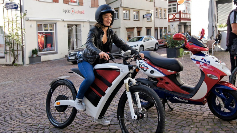 Tại triển lãm Geneva Motor Show vừa qua, Emo-Bike - một hãng chuyên sản xuất xe mô tô của Đức đã giới thiệu chiếc FEDDZ, mẫu xe chạy điện có thiết kế lai giữa scooter và xe chở hàng. Hiện nay trên thị trường cũng có khá nhiều loại xe điện chở hàng, nhưng chúng đa số thường nặng nề, cồng kềnh và thường có thiết kết đặt thùng chứa hàng ngay phía trước đầu xe hoặc phía sau sau đuôi xe. FEDDZ có kiểu dáng thon gọn và 
