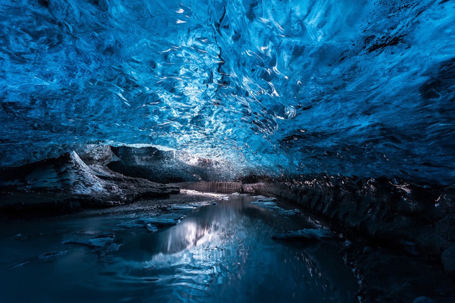 Động băng Động băng là những cấu trúc hình thành ở cạnh các con sông băng tan chảy thành một hang ở trong lòng sông băng. Băng được nén chặt, có ít bọt khí và hấp thụ ánh mặt trời trừ màu xanh, làm cho màu sắc trong động trở nên độc đáo.