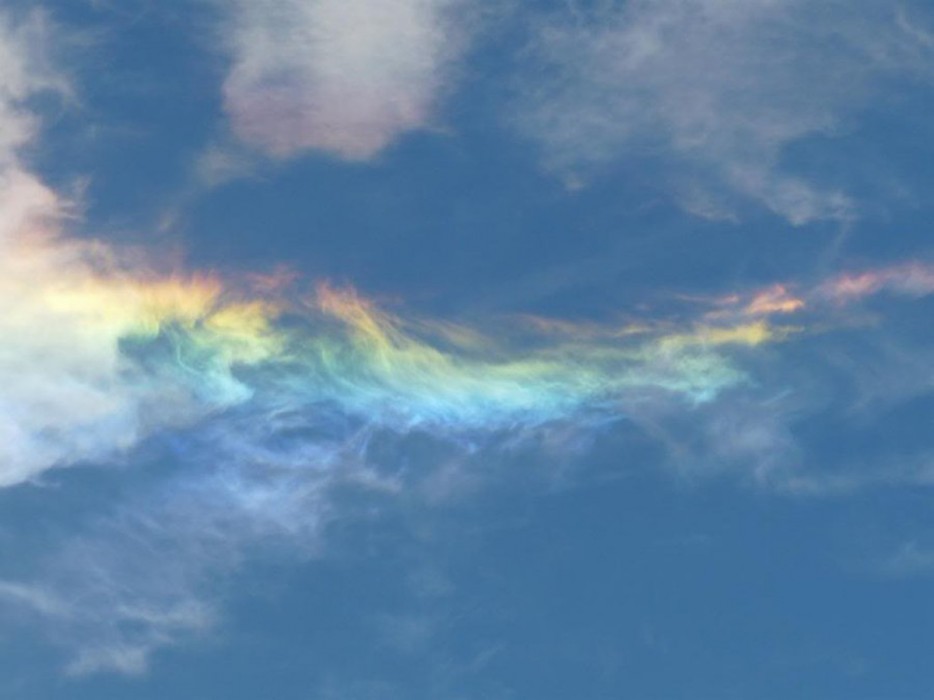 Cầu vồng lửa Cầu vồng lửa được hình thành bởi sự phản chiếu ánh sáng từ các tinh thể băng trong những đám mây tầng cao. Các quầng lớn, chúng thường xuất hiện song song với đường chân trời.