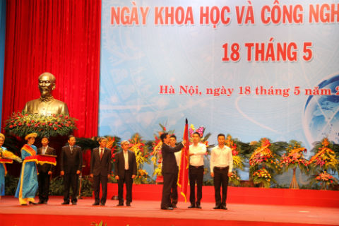 Thay mặt Đảng, Nhà nước, Chính phủ, Thủ tướng Nguyễn Tấn Dũng gắn Huân chương Độc lập hạng Nhất lên lá cờ truyền thống.