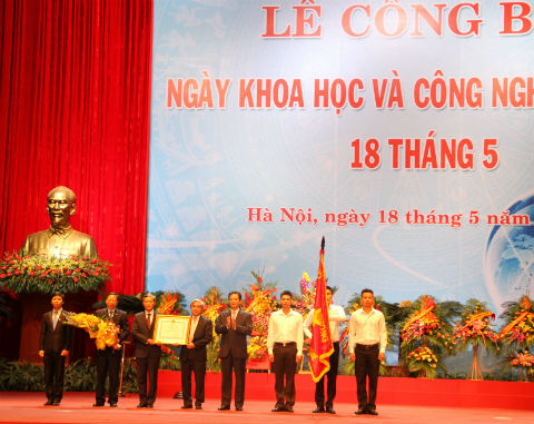 Thủ tướng Nguyễn Tấn Dũng trao Huân chương Độc lập hạng Nhất cho Bộ KH&CN