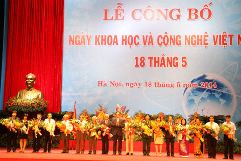 Thủ tướng Nguyễn Tấn Dũng tặng hoa cho các nhà khoa học tiêu biểu.