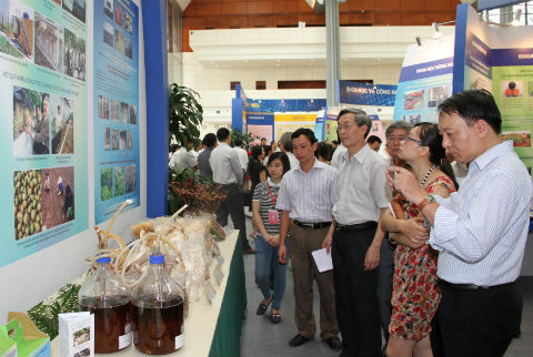 Đại biểu tham quan khu triển lãm trưng bày những thành tựu KH&CN thời gian qua.