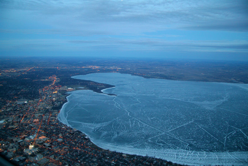 Cả hồ nước rộng lớn đóng băng trong mùa đông.