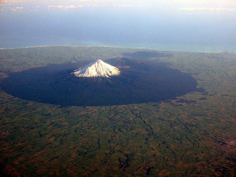 Một ngọn núi lửa đã ngưng hoạt động ở New Zealand, xa xa là biển.