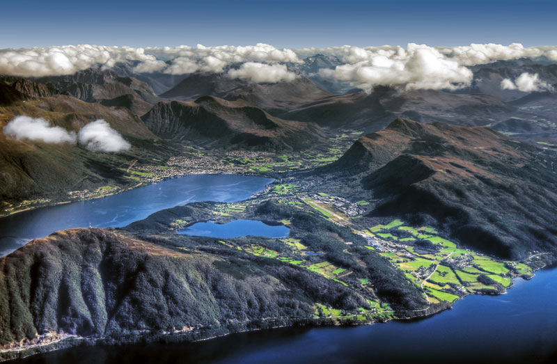 Vương quốc Na Uy được phủ đầy màu xanh, bao quanh là những dãy núi hùng vĩ.