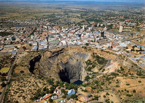 Mỏ kim cương Kimberley (còn được gọi là Big Hole) là một trong những mỏ được đào bằng thủ công lớn nhất thế giới. Từ 1866-1914 đã có đến 50.000 thợ mỏ đào hố chỉ với những vật dụng thô xơ là cuốc và xẻng. Họ đã kiếm được 2.722 kg kim cương.