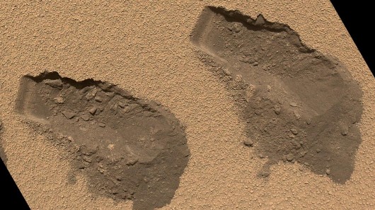 Trong năm 2013, Việc thu thập và phân tích các mẫu đất của hố Gale từ Robot thám hiểm Curiosity của NASA đã chứng minh rằng nước xuất hiện ở mọi nơi và thành một thể thống nhất trong các lớp đất mặt sao Hỏa, chứ không phải chỉ xuất hiện ở các vùng cực. Theo kết quả mà NASA đã công bố, Curiosity đã phát hiện ra khoảng 1.5- 3% trọng lượng của các mẫu đất bề măt sao Hỏa là nước.