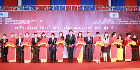 Thứ trưởng Trần Văn Tùng cùng các đại biểu cắt băng khai mạc triển lãm.