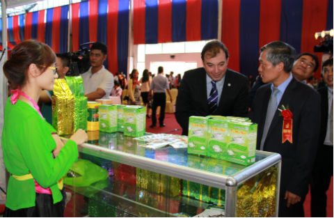 Thứ trưởng Trần Văn Tùng cùng các đại biểu đi thăm quan các gian hàng.