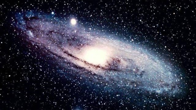 Có một lỗ đen khổng lồ ở trung tâm của thiên hà Milky Way. Nó là cách Trái đất 30.000 năm ánh sáng và lớn hơn 30 triệu lần Mặt trời của chúng ta.