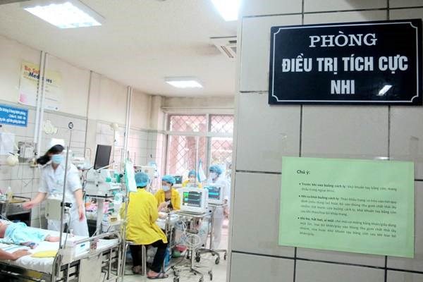 Vẫn còn khá nhiều bệnh nhân mắc sởi nặng tại Khoa Nhi, Bệnh viện Bạch Mai. 