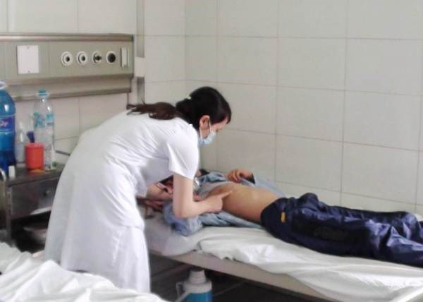 Bác sỹ tại Bệnh viện Nhiệt đới Trung ương khám cho một thanh niên mắc bệnh sởi.
