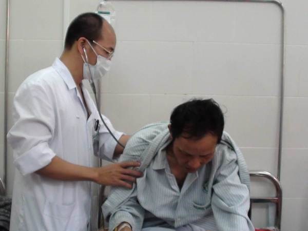 Bác sỹ Khoa Truyền nhiễm, Bệnh viện Bạch Mai thăm khám cho một bệnh nhân. 