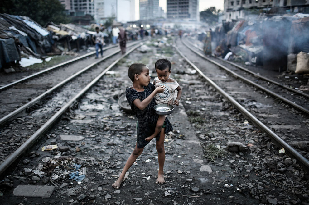 Ảnh thắng giải ở hạng mục Môi trường, cuộc thi dành cho các tay máy trẻ, tác giả Turjoy Chowdhury: Bức ảnh này được chụp tại khu ổ chuột Kawranbazar, Dhaka.