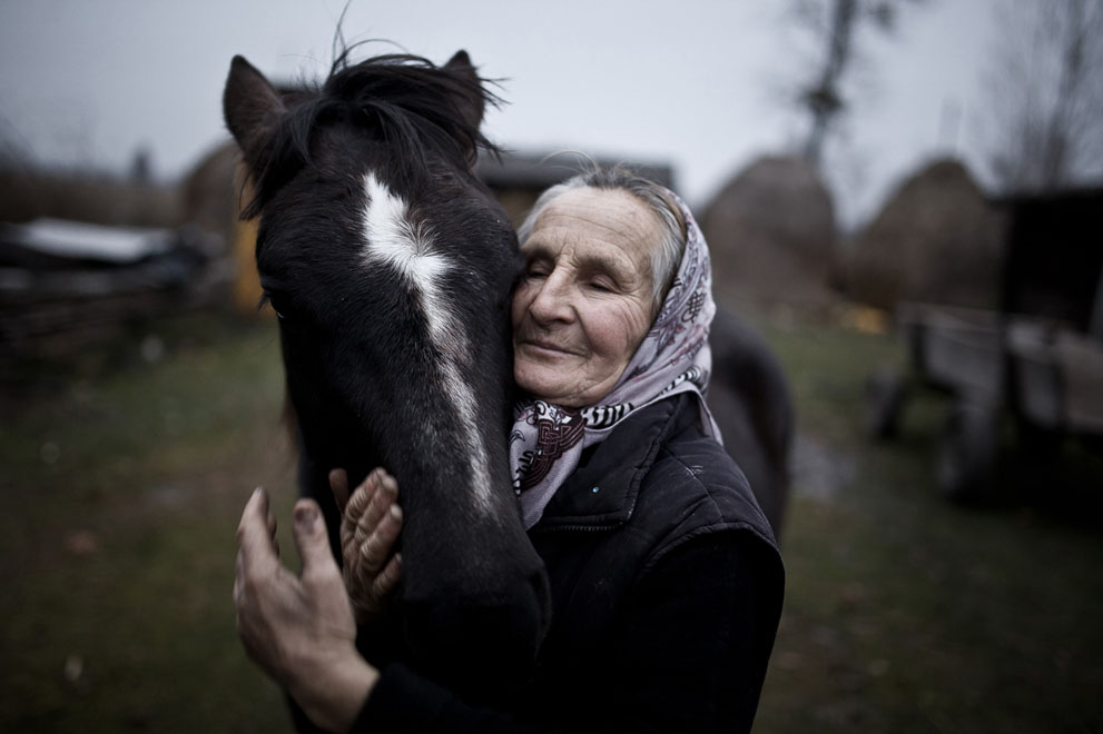 Ảnh thắng giải National Awards, Ba Lan, tác giả Mateusz Baj: Tatiana, một cư dân ở ngôi làng Szack, Ukraine và con ngựa của bà.