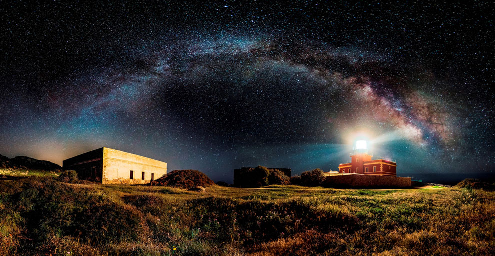 Ảnh thắng giải hạng mục Panoramic, cuộc thi mở Open Competition, tác giả Ivan Pedretti: Một bức ảnh panorama tuyệt đẹp ghi lại hình ảnh dải ngân hà Milky Way từ phía Nam qua phía Bắc trên ngọn hải đăng ở Capo Spartivento, Nam Sardinia, lúc 4h sáng, 04/2013.