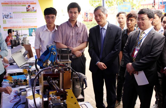 Thứ trưởng Bộ KH&CN Trần Văn Tùng thăm các gian hàng tại Triển lãm thành tựu 20 năm đào tạo và KHCN Đại học Thái Nguyên.