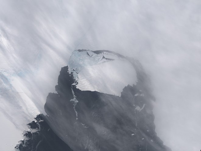 Tảng băng lớn tách ra từ sông băng ine Island ở Nam Cực