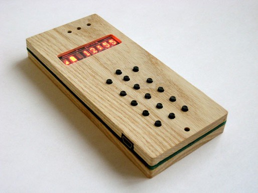 Ốp hai miếng gỗ lên bảng mạch là ta đã có một chiếc điện thoại tự chế khá đơn giản.