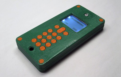 Kĩ sư Ben Peters sử dụng kĩ thuật in ấn 3D để vào chiếc điện thoại của mình.