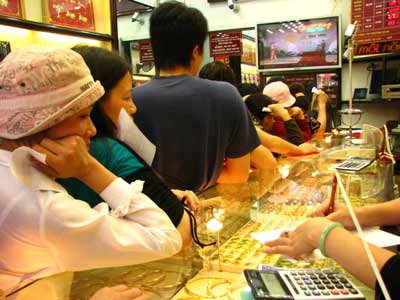 Thị trường vàng trong nước sôi động dịp cận Tết