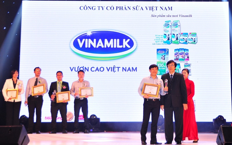 Ông Đỗ Thanh Tuấn, Trưởng bộ phận Đối ngoại Vinamilk đại diện công ty nhận giải thưởng tại lễ công bố thương hiệu “Tin và Dùng”