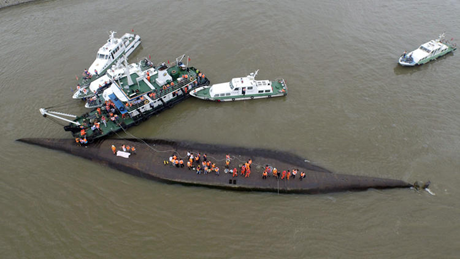 Công tác cứu hộ vụ chìm tàu Trung Quốc vẫn đang diễn ra khẩn trương