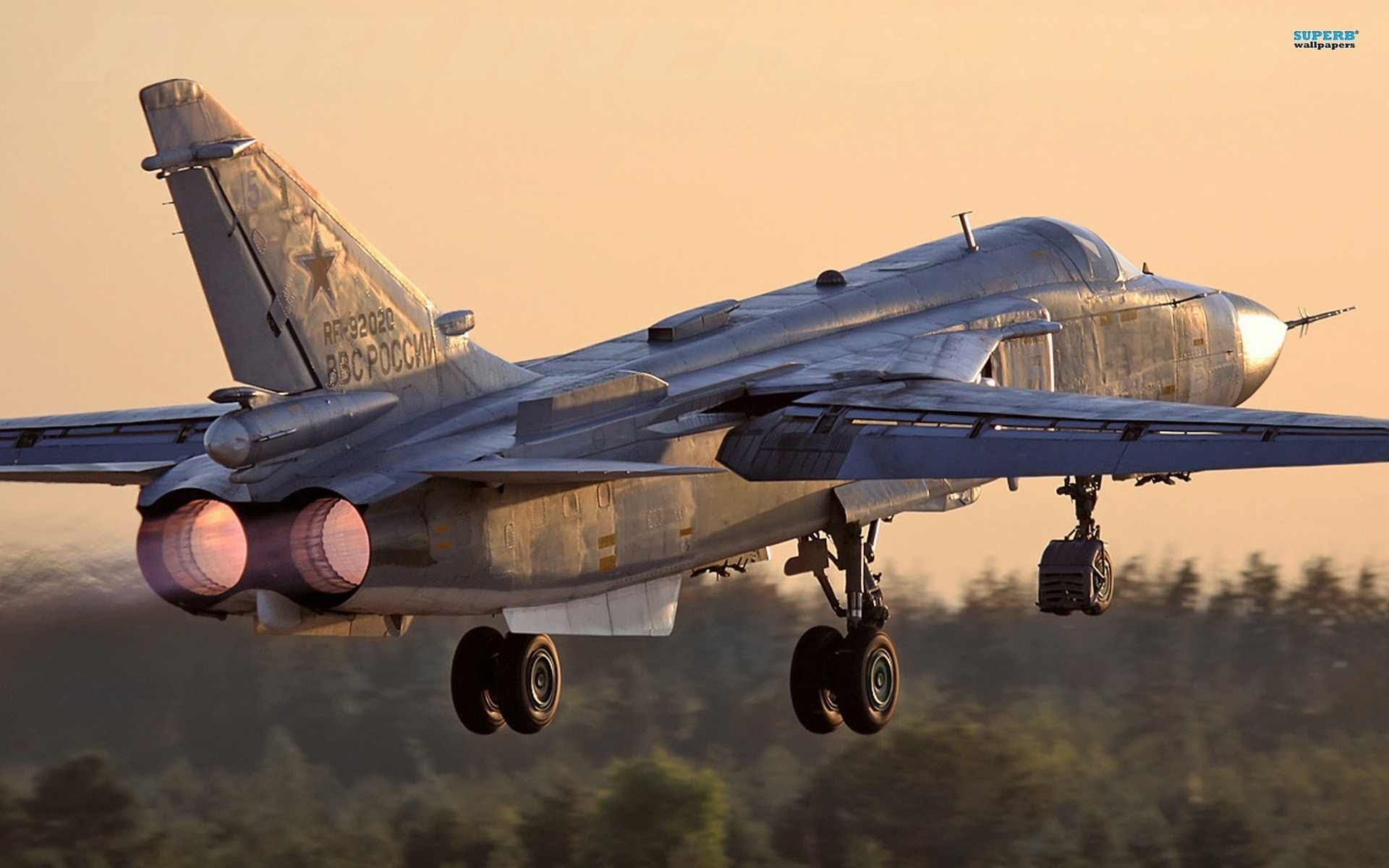 Su-24 có 2 động cơ phản lực Saturn/Lyulka AL-21F-3A cho phép đạt tốc độ tối đa 1.550km/h cùng thiết kế kiểu cánh cụp cánh xòe và 9 giá treo trên cánh và thân mang tổng cộng 8 tấn vũ khí gồm. 