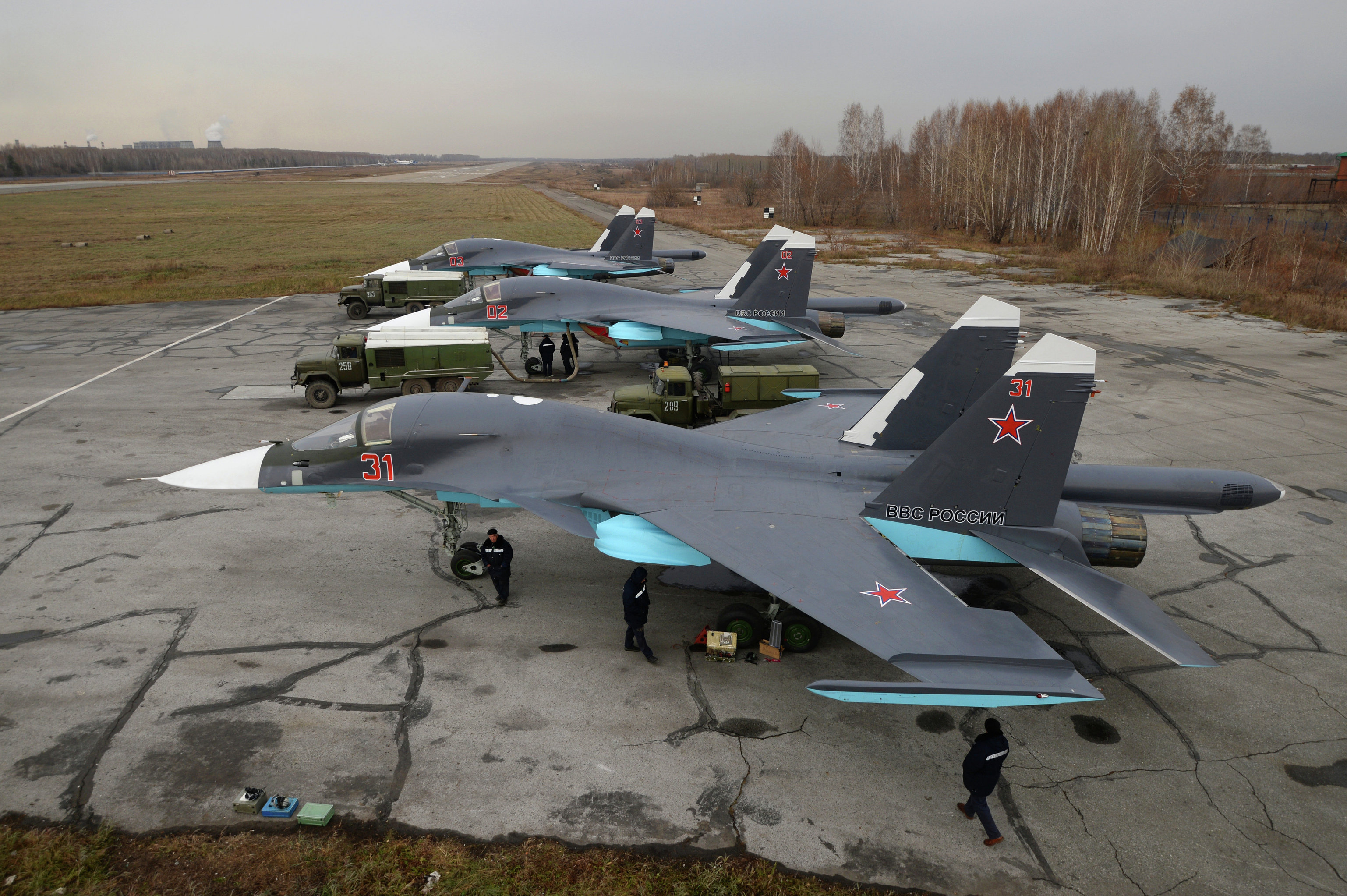 Su-34 có thể đạt tốc độ tối đa khoảng 2.000km/h và có tầm hoạt động tối đa 4.000km mà không cần tiếp dầu. Máy bay được thiết kế với 12 giá treo vũ khí mang tới 8 tấn bom - tên lửa.