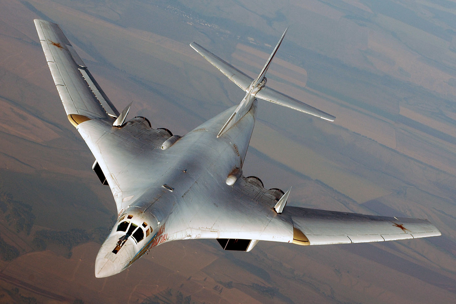 Tu-160 là loại máy bay ném bom siêu thanh lớn nhất thế giới với tốc độ tối đa 2.200 km/giờ, tốc độ bay hành trình 960 km/giờ, tầm hoạt động 12.300 km không tiếp nhiên liệu, trần bay 21 km.