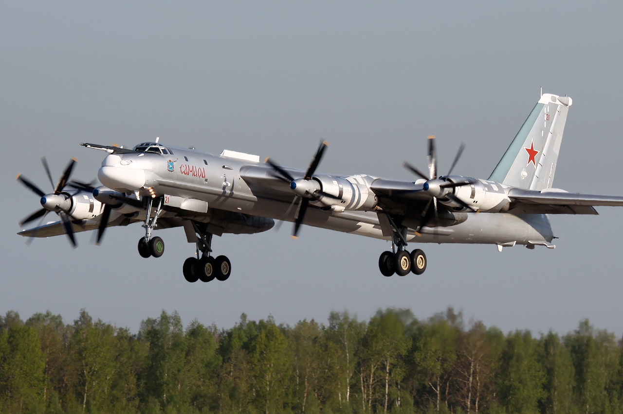 Tu-95MS có khả năng mang 15 tấn vũ khí trong khoang thân và trên cánh. Tu-95MS sử dụng bốn động cơ tuốc bin cánh quạt Kuznetsov có khả năng đạt tốc độ tới 925km/h.