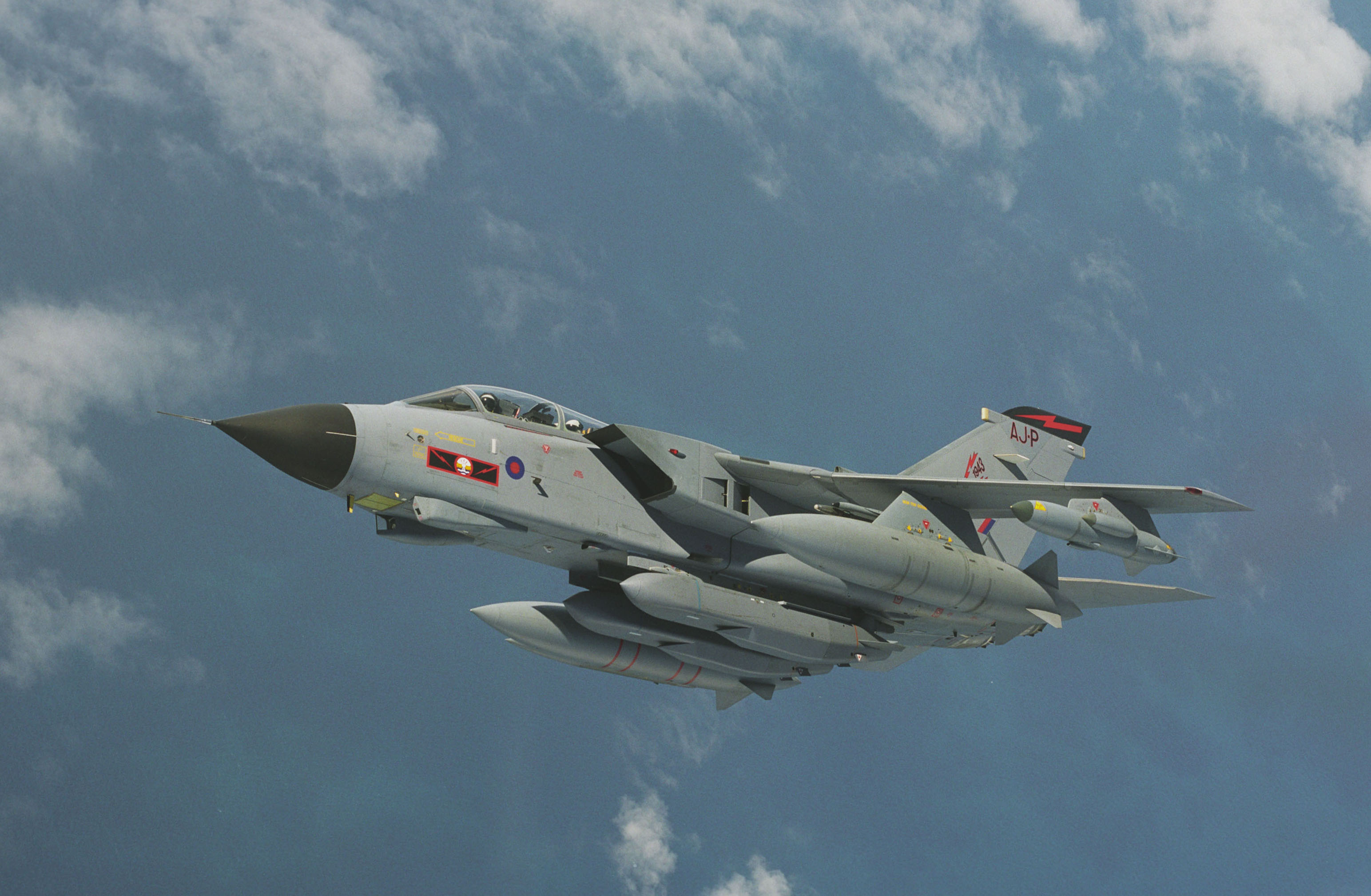 Tên lửa có tầm bắn khoảng 500 km, mang theo đầu đạn nặng 450 kg. Storm Shadow đã chứng minh khả năng hủy diệt ghê gớm của nó trong chiến tranh Libya năm 2011 với tỷ lệ tiêu diệt mục tiêu tới 97%. 